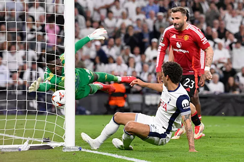 توتنهام يكسر اللعنة أمام مان يونايتد ويستعيد توازنه في النهائيات منذ 2008