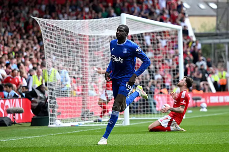 دوكوري يودع إيفرتون ويستعد لخطوة مربحة نحو الدوري السعودي