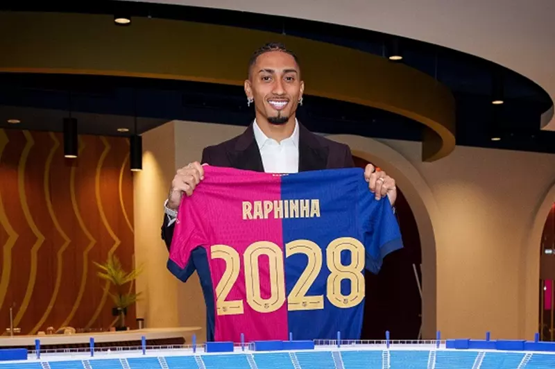 رافينيا: آمالي الاعتزال في برشلونة بعد تجديد عقدي