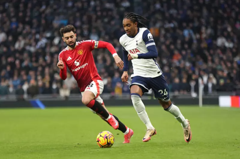 مانشستر يونايتد يواجه توتنهام في نهائي الدوري الأوروبي: تفاصيل الموعد والقناة الناقلة